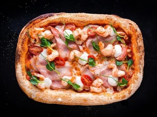Мини-пицца с креветкой и беконом
