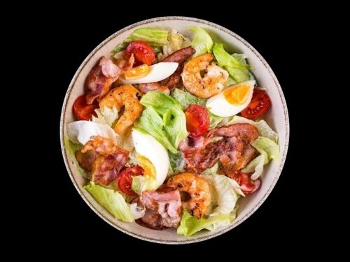 Салат с креветкой и беконом